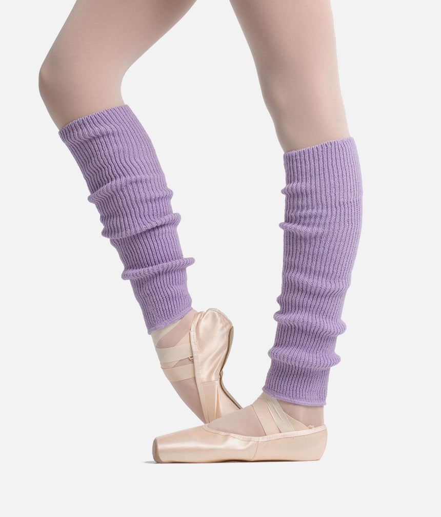 Intermezzo Corcal 2030 lilac knit legwarmers with ribbed cuffs, softly gathered below the knees above pink pointe shoes.